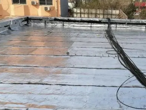 新都卫生间漏水维修公司分享下新都屋面楼顶防水刚性防水层施工要点。